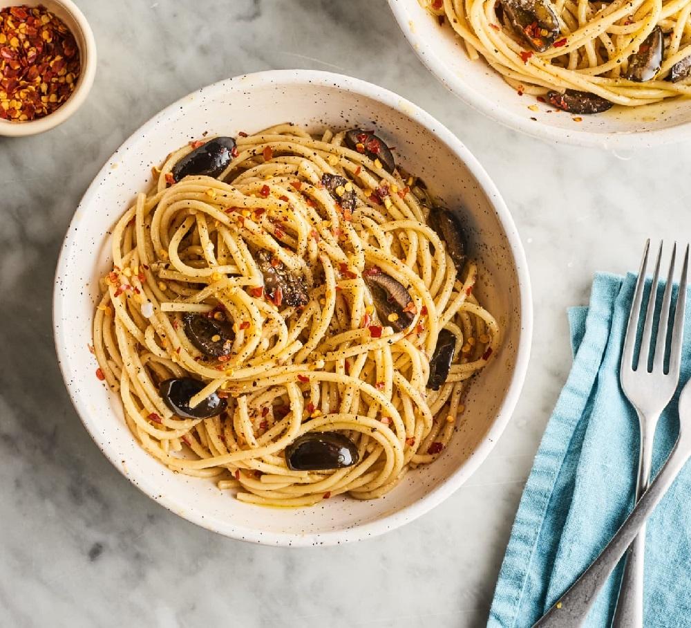 Garlic, Anchovy and Olive Spaghetti